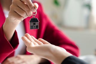 Z kauce na byt musí majitel nájemci vyplatit úroky. Jsou to až desetitisíce - Seznam Zprávy