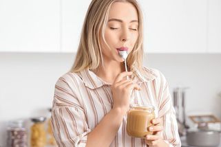 Usněte rychleji a spěte kvalitněji: Tyhle běžné potraviny přirozeně uklidní tělo i mysl