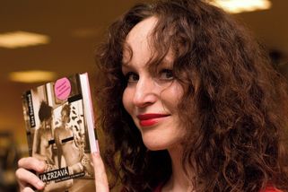 Příběh Samuela Saudka aneb proč se dvě fotografky přetahují o starého odulého muže s hadicí? - Médium.cz