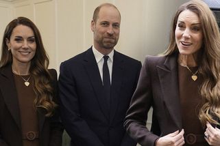 Šílené ramenní vycpávky a outfit babičky. Kate se tentokrát za svůj model dostala pod palbu hejtů. Neobstál ani šperk - Super.cz