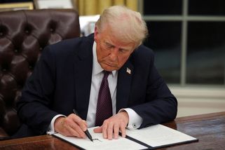 Trump vyhlásil stav energetické nouze a zrušil nařízení ohledně elektroaut - Novinky