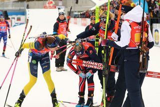 Kontroverzní finiš biatlonistek. Norové vítězku vypískali. Je to hořký triumf, smutní Švédka - Sport.cz