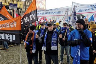 Odbory pod vysokými pecemi v Ostravě vyrazily proti Bruselu, podpořil je i Babiš - Novinky
