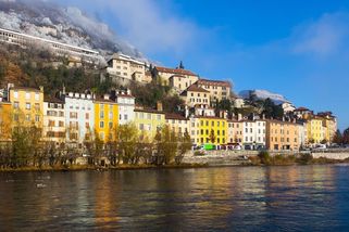 Útok granátem v kosmetickém salónu ve Francii: nejméně šest zraněných - Novinky