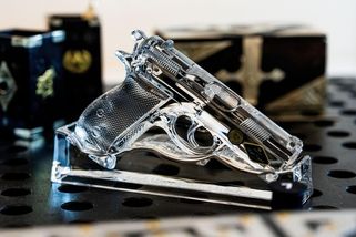 FOTO: Dary pro prezidentský pár. Pavlovi dostávají zlato i oblečení, pistoli jen skleněnou - Novinky