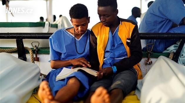 Španělsko jde proti proudu. Zlegalizuje pobyt 500 tisíc migrantů, potřebuje je na trhu práce