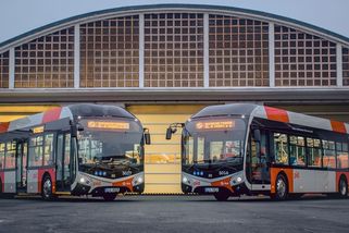 Pražané začali jezdit pravidelně novými elektrobusy, nejprve na lince 213 na Jižní Město - Novinky