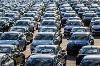 Automobilky vyrábějí tisíce nepotřebných aut, která pak odstavují na obřích plochách a jsou jim k ničemu - MotorGuru.cz