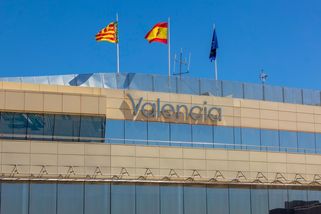 Jako James Bond? Výtržník ve Valencii skotačil na střeše letadla - Novinky