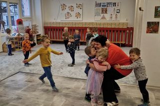 Za dětmi v roli babičky. Seniorky docházejí do školek