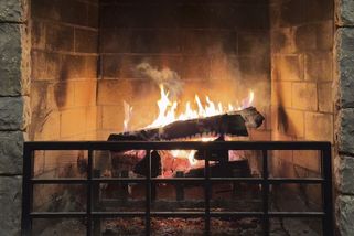 10 hodin nechal hořet dřevo v krbu. Video mu vydělalo už 20 milionů - Novinky