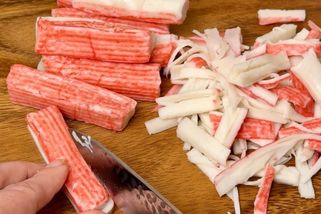 Z krabích tyčinek už připravuju jen tuhle 10minutovou rychlovku – je tak dobrá, že bych klidně snědla celou mísu sama