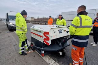 Výtluky na silnici opravuje na Pardubicku obří mikrovlnka - Novinky