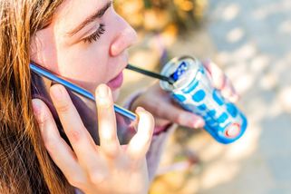 Nejen energy drinky. Poslanci navrhnou omezit dětem i energy tyčinky - Novinky