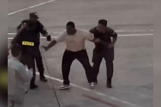 Cestující odmítl nastoupit na palubu. Na letištní ploše se pak porval se zaměstnanci - Novinky