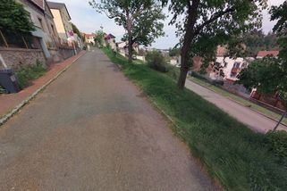 Není to chodník, ale zvýšená část vozovky, tvrdila advokátka. A hnala spor o pokutu výš a výš - Novinky