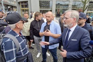 Táhni, darebáku. Fialovi přinesli odpůrci na mítink v Liberci k podpisu parte - Novinky