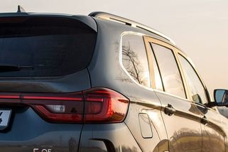 Nová automobilka v ČR: Velké SUV uveze 7 lidí a stojí méně než Škoda Scala. V ničem není háček, navíc neobtěžuje dotěrnými asistenty