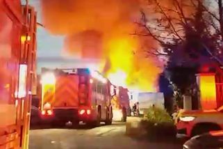 Při požáru v Brně šlehaly metrové plameny. Svědek viděl z místa utíkat dva lidi - Novinky