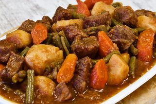 Hovězí na víně podle mého manžela – ani guláš nechutná tak dobře. Díky této přípravě je maso měkoučké jako dort