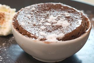 Luxusní dezert z mikrovlnky za 2 minutky? Pochutnejte si na čokoládovém dezertu, který se vám rozplyne na jazyku