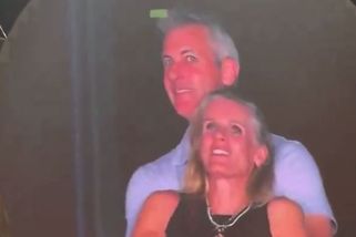 Manažerka přišla o práci, hrozili jí smrtí. Vše kvůli jedinému objetí šéfa - Novinky