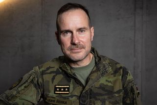 Prezident povýšil Řehku na armádního generála, šéfa BIS na generálporučíka - Seznam Zprávy