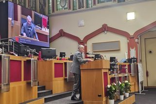 Politickým kumulantům ve městech se peníze nekrátí, v krajích ano - Novinky