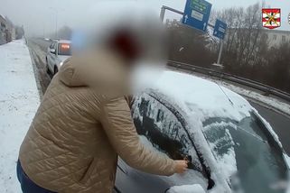 Jela autem obaleným sněhem. Brněnští policisté ji nechali vystoupit a škrábat - Novinky