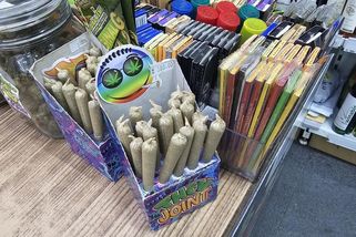 Jointy marihuany zaplavily večerky v centru Prahy, podle policie je to v pořádku - Novinky