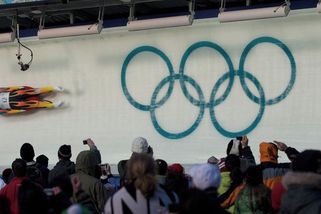 Zimní olympijské hry ve Vancouveru začaly smrtí. Sen sáňkaře ukončil drtivý náraz - Médium.cz