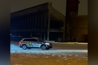 Záběry policejního vozu, který driftoval na pražském Strahově, jsou pravé. Případ řeší ochranná služba - Novinky