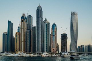 Město Rusům zaslíbené. Kupují tam domy, mají nízké daně, neslyší o válce - Seznam Zprávy