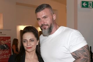 Stačilo, aby zvedl tašku, a byl by pryč. Bílá s Filipim popsali dramatické chvíle před náhlou operací mozku