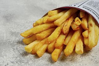 Řidička se za volantem přidusila smaženými hranolky a narazila do čerpací stanice. Střecha šla k zemi - Novinky