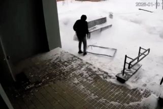 Zdvořilost málem stála muže život. Drama v Minsku zachytila domovní kamera - Novinky