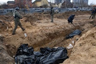 Muže střelili do hlavy, pak šli rabovat. Video ukazuje řádění ruských vojáků v Buči - Novinky