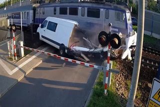 Vlak rozmašíroval na přejezdu v Polsku dodávku, rozpadla se na kusy - Novinky