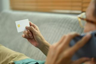 Chtěl snadno získat čtvrt milionu, podfukáři z něj vysáli 420 tisíc korun - Novinky