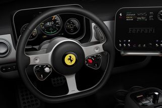 Ferrari šokuje interiérem svého prvního elektromobilu, navrhl jej designér iPhonu