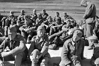 Stalingrad neskončil kapitulací. Domů se vrátil jen každý patnáctý Němec, poslední až v roce 1955 - Médium.cz