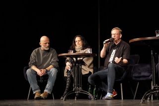 Umělci z demonstrace se sešli na debatu v pražském divadle. Klempíř vzkázal, že nedorazí - Novinky