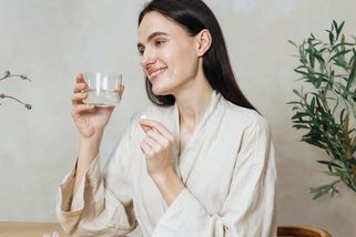 Berete léky a zapíjíte je čajem? Pozor! Účinek můžou změnit i vitaminy a citrusy