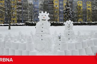 Město hledá autory rodiny sněhuláků, jejich výtvor zaujal celé sídliště i radnici