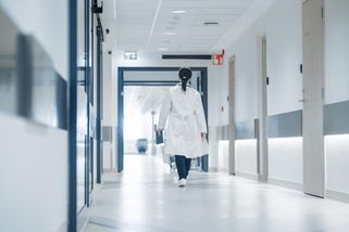 „Máte rakovinu, co víc potřebujete vědět?“ Někteří lékaři si myslí, že nesou na ramenou spásu světa, říká expert na zdravotnictví