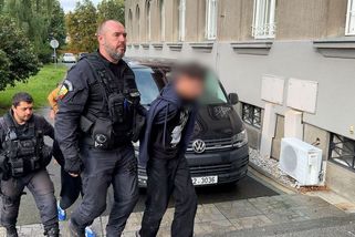 Před vojnou utekli ukrajinští mladíci do Čech, kde vybírali peníze pro kyberšmejdy. Dostali podmínky - Novinky