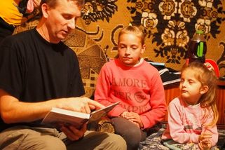 Doma vládne alkohol, děti nejí i několik dní. Mise pro život pomáhá na Zakarpatské Ukrajině