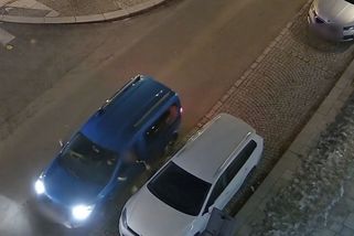 Řidiči v Táboře nešlo parkování. Kamera zachytila, jak naštvaně urazil rukou zrcátko u jiného vozu - Novinky