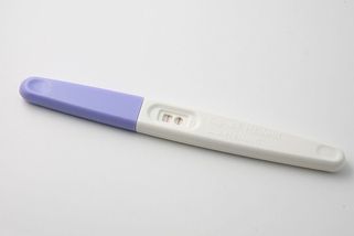 Našla jsem v koši pozitivní těhotenský test. Můj není a dcera je na školním lyžáku - Médium.cz