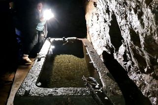 Koupili renesanční dům v Jáchymově, v jehož sklepení objevili stříbrnou štolu - Novinky